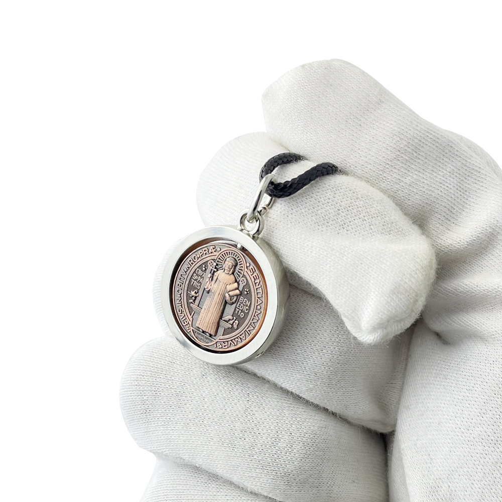 Nuova Collana con Medaglia di  - Jewelry & Watches Sp Zo O recensione e prezzo